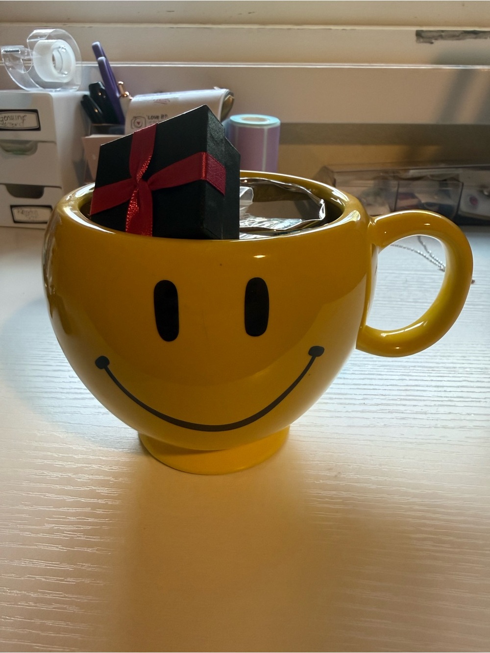 Smiley face mug filled with assorted jewelry 925 included